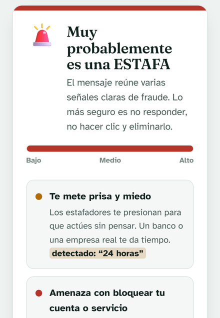 Pantalla del detector: un mensaje analizado con el veredicto «Muy probablemente es una estafa» y las señales detectadas.